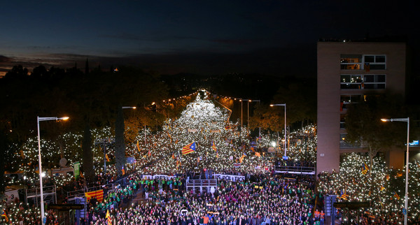 ▲▼75萬人湧入巴塞隆納街頭，抗議中央政府抓加泰隆尼亞領袖。（圖／路透社）