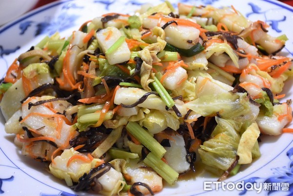 花蓮市阮弼真君文化祭系列活動大陳美食傳承，五道大陳美食由台灣觀光學院廚藝系四年級的十二名學生下廚料理，做成果驗收。（圖／花蓮市公所提供）