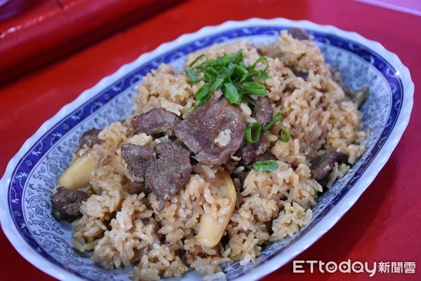 花蓮市阮弼真君文化祭系列活動大陳美食傳承，五道大陳美食由台灣觀光學院廚藝系四年級的十二名學生下廚料理，做成果驗收。（圖／花蓮市公所提供）