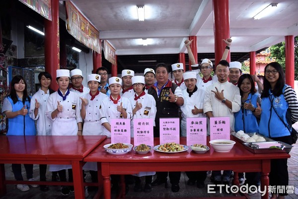 花蓮市阮弼真君文化祭系列活動大陳美食傳承，五道大陳美食由台灣觀光學院廚藝系四年級的十二名學生下廚料理，做成果驗收。（圖／花蓮市公所提供）