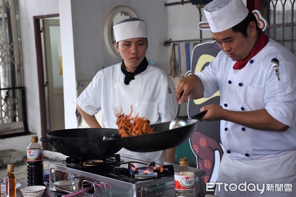 花蓮市阮弼真君文化祭系列活動大陳美食傳承，五道大陳美食由台灣觀光學院廚藝系四年級的十二名學生下廚料理，做成果驗收。（圖／花蓮市公所提供）