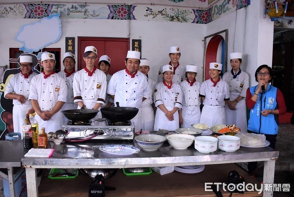 花蓮市阮弼真君文化祭系列活動大陳美食傳承，五道大陳美食由台灣觀光學院廚藝系四年級的十二名學生下廚料理，做成果驗收。（圖／花蓮市公所提供）