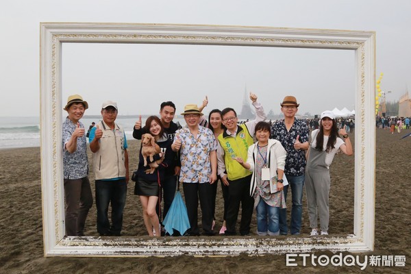 ▲2017漁光島藝術節，在漁光島月牙灣盛大舉行，代理市長李孟諺親自到場為活動加溫。（圖／市府提供）