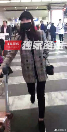 ▲▼馬蓉被拍到現身北京機場，身影落寞。（圖／翻攝自搜狐娛樂微博）
