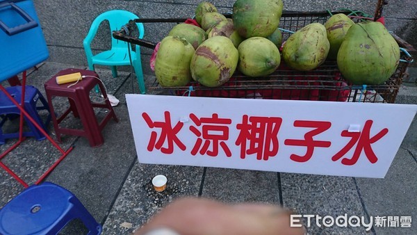 ▲愛跟去賣椰子水！臘腸跌落三輪車　短腿包紮讓阿伯好心疼（圖／網友陳伯伯提供，請勿隨意翻拍，以免侵權。）