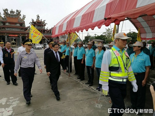 ▲台南市代理市長李孟諺，在台南市警局長黃宗仁陪同下，校閱台南市各守望相助隊。（圖／警方提供） 