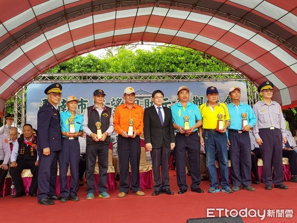 ▲台南市代理市長李孟諺，表揚評鑑績優之44個守望相助隊。（圖／警方提供）