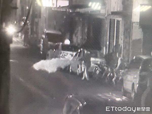 ▲2男談判1000元債務問題，過程中胡男投擲信號彈，差點引發機車火警。（圖／記者林煒傑翻攝）