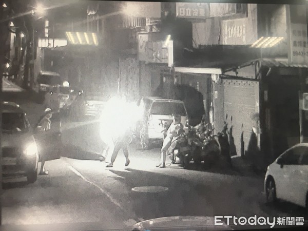 ▲2男談判1000元債務問題，過程中胡男投擲信號彈，差點引發機車火警。（圖／記者林煒傑翻攝）