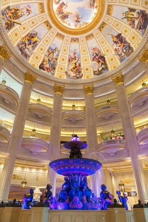 海神噴泉矗立在華麗大廳，烘托出經典巴黎意象。