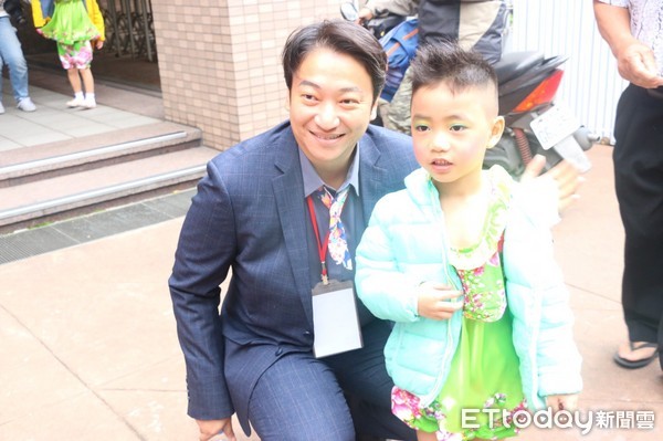 花蓮市立幼兒園前往桃園市中壢中原大學參加全國決賽，獲得第四名的佳績，魏嘉賢市長親自前往比賽現場為參賽的小朋友加油打氣。（圖／花蓮市公所提供）