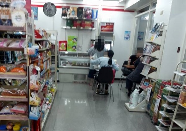 ▲▼奧客女帶外食到超商用餐，還隨興取走晚報任意翻看。（圖／翻攝爆料公社）