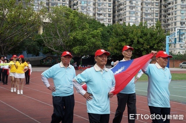 ▲中壢區老人會舉辦長青趣味運動大會，4位年逾90歲長輩，護送國旗進場成為焦點。（圖／記者楊淑媛攝）