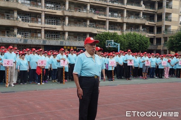 ▲中壢區老人會舉辦長青趣味運動大會，4位年逾90歲長輩，護送國旗進場成為焦點。（圖／記者楊淑媛攝）