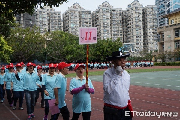 ▲中壢區老人會舉辦長青趣味運動大會，4位年逾90歲長輩，護送國旗進場成為焦點。（圖／記者楊淑媛攝）