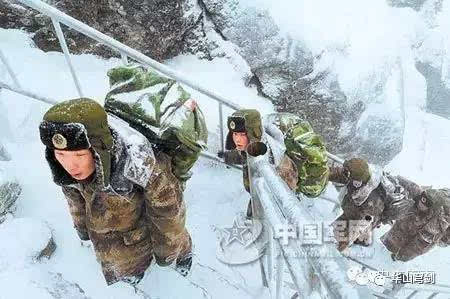 設在西藏亞東縣境內的詹娘舍哨所，海拔4655米的高度，每年大雪封山長達8個月，背菜也成了士兵們的另一項艱鉅任務。（圖／翻攝自大陸網站）