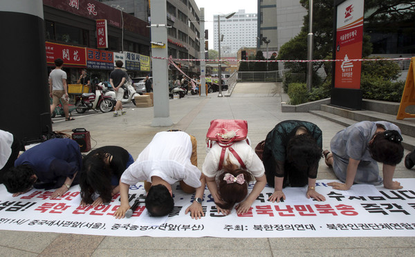 ▲▼曾有南韓人在當地中國大使館懇求釋放被拘留的脫北者。（圖／達志影像／美聯社）