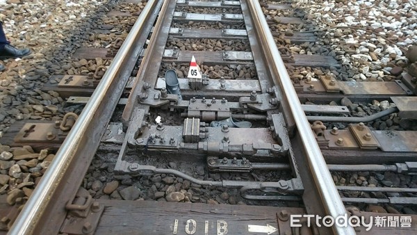 台鐵花蓮火車站附近今天清晨發現一名老人疑似被火車撞擊身亡，鐵路警察蒐證處理釐清事件原因。（圖／台鐵提供）