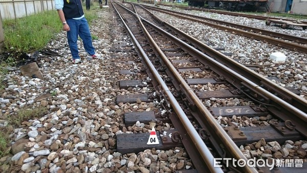 台鐵花蓮火車站附近今天清晨發現一名老人疑似被火車撞擊身亡，鐵路警察蒐證處理釐清事件原因。（圖／台鐵提供）