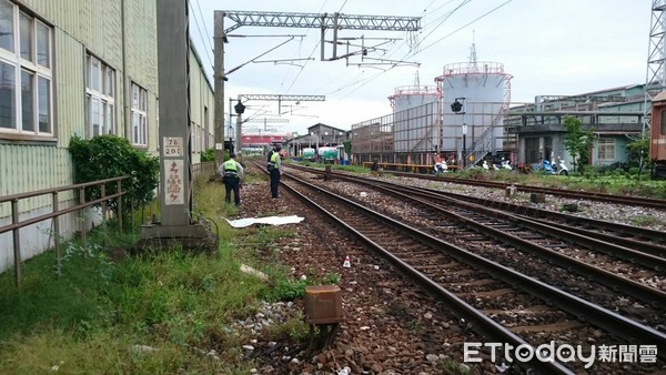 台鐵花蓮火車站附近今天清晨發現一名老人疑似被火車撞擊身亡，鐵路警察蒐證處理釐清事件原因。（圖／台鐵提供）