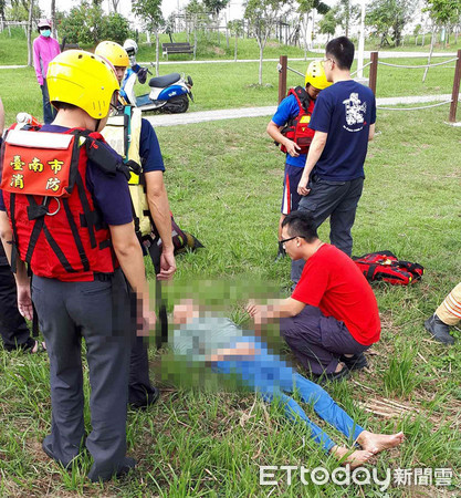 ▲一名男子在東區巴克禮公園櫻花區水池跳水，幸被平安救上岸。（圖／記者林悅翻攝）