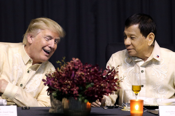 ▲▼川普與杜特蒂在東協（ASEAN）領袖峰會歡迎晚宴             。（圖／路透社）