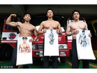 南韓消防員歐爸「半裸年曆」來啦！曬結實六塊肌做公益