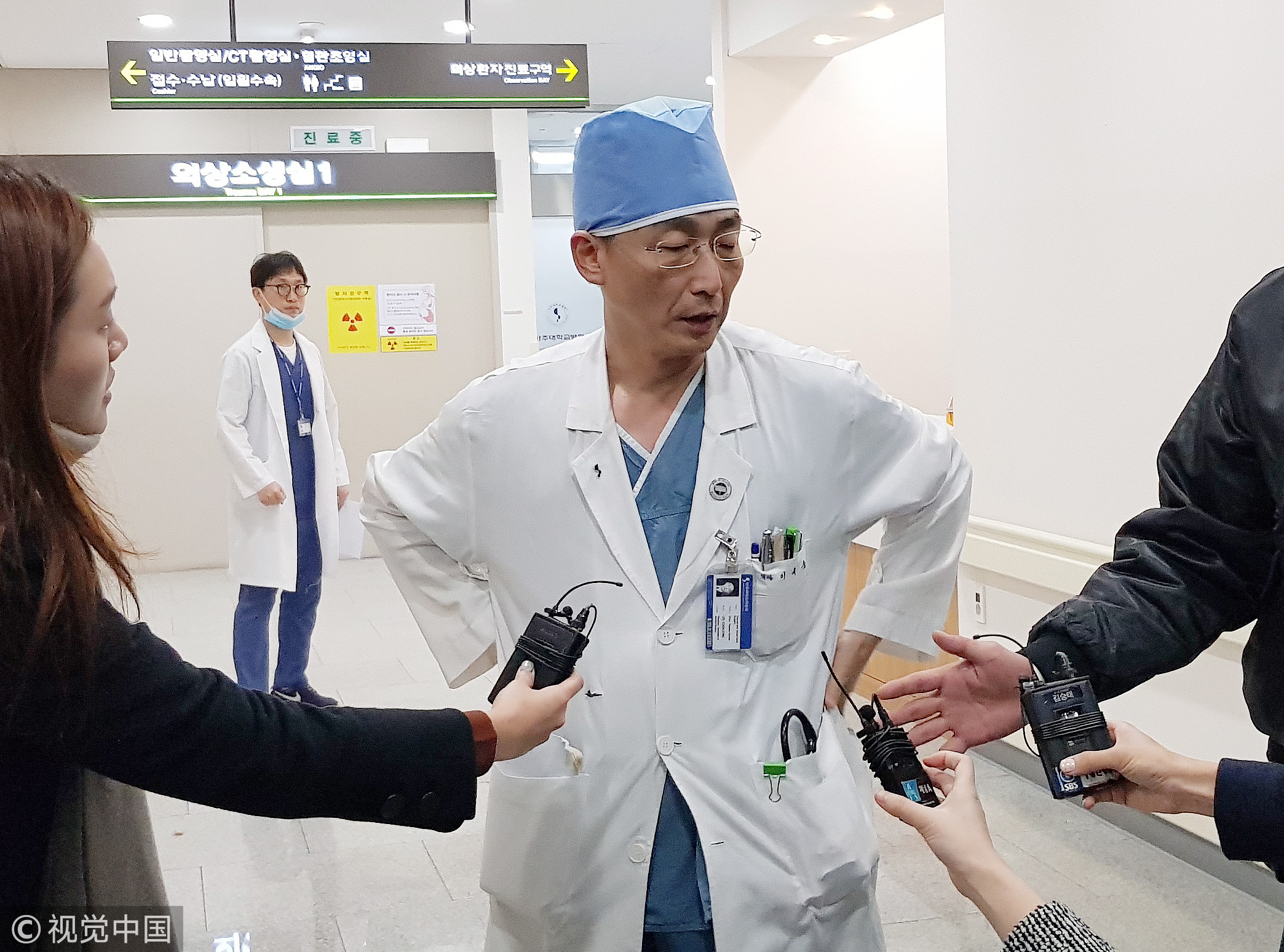 ▲▼為脫北士兵進行緊急治療手術的南韓李國鍾醫生出面說明傷患情形。（圖／CFP）