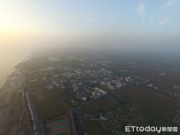 台中空污嚴重空拍圖，火力發電廠煙囪快不見。(圖／野自提供）