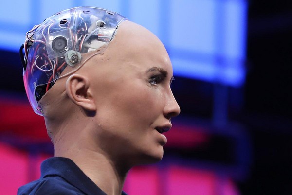 取得沙烏地阿拉伯「機器公民」身分的仿真機器人蘇菲亞在世界網路峰會亮相。（東方IC）