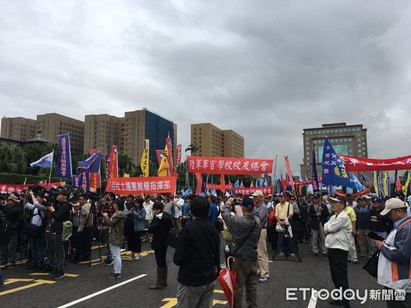 ▲▼八百壯士抗議軍人年改。（圖／記者徐政璿攝）