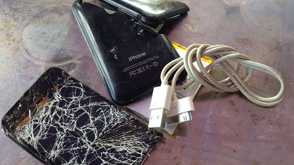 ▲14歲少女充iPhone6遭電死　手握的充電線「貼滿了膠帶」。（圖／翻攝thanhnien）