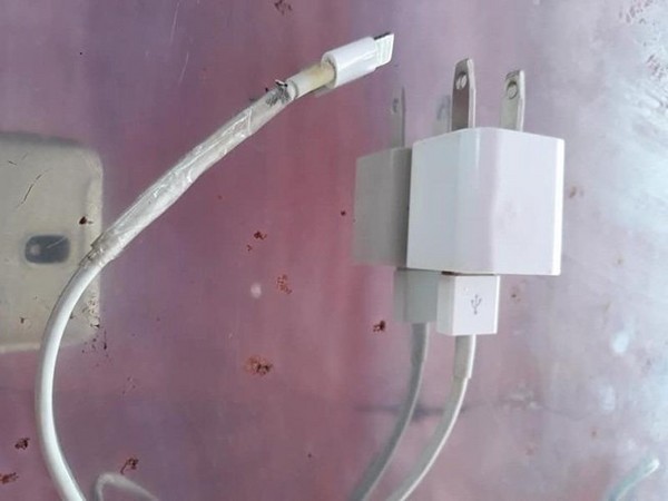 ▲14歲少女充iPhone6遭電死　手握的充電線「貼滿了膠帶」。（圖／翻攝thanhnien）