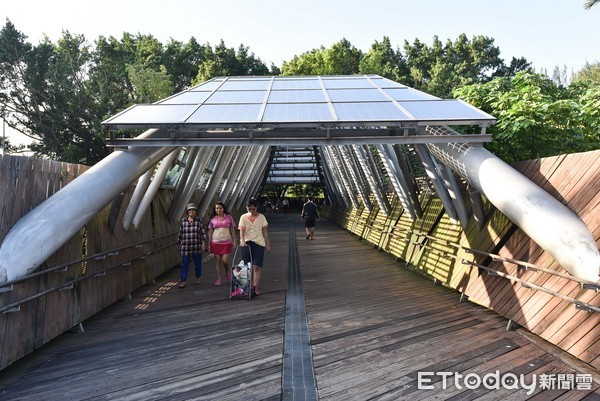 ▲▼花博公園太陽橋,太陽能光電板發電,假日休憩,出遊,觀光景點。（圖／記者李毓康攝）