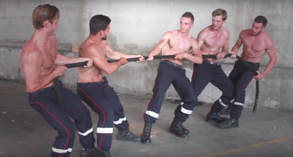 ▲男模拍攝2018法國消防員月曆（圖／翻攝自YouTube）