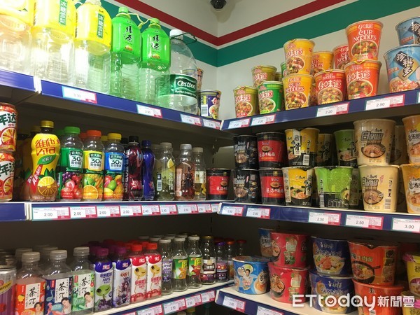 ▲倫敦超市竟開賣90元的「透明可樂」（圖／微物論提供）