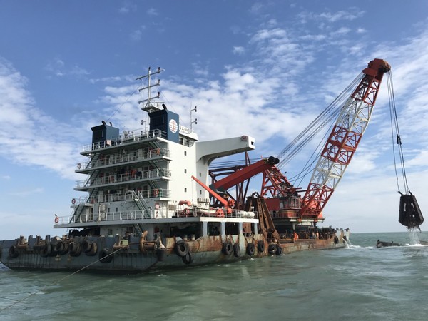 ▲「泉海88輪」船體殘骸移除進場施工。（圖／航港局提供）
