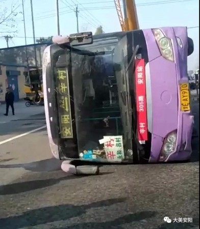 ▲▼騎腳踏車「逼翻公車」落跑！影片曝光大逆轉…三寶老人竟躺槍。（圖／翻攝深圳公安、陸網）