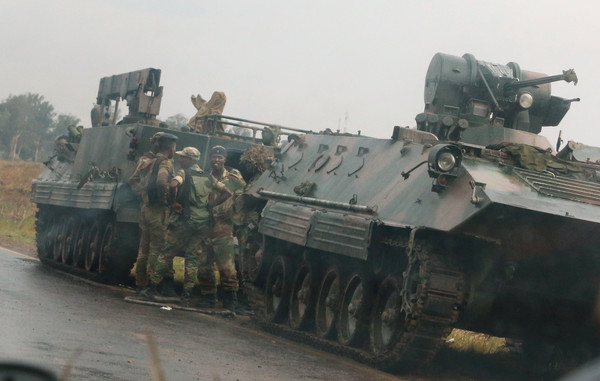 ▲▼辛巴威傳出軍事政變，有多輛裝甲車開進首都哈拉雷。（圖／路透社）