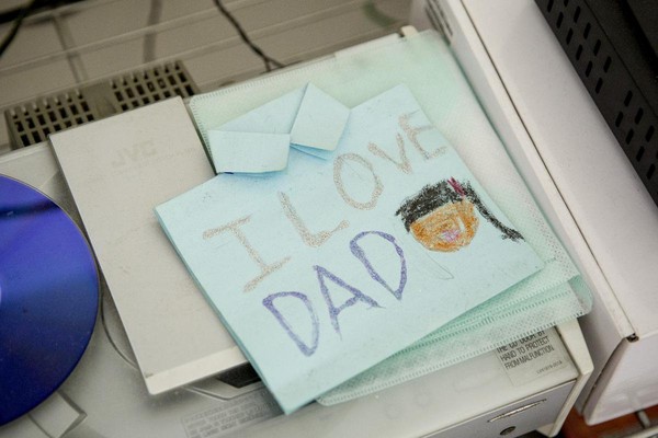 小倩寫給陳俊男的父親節卡片，靜靜躺在房間一角。