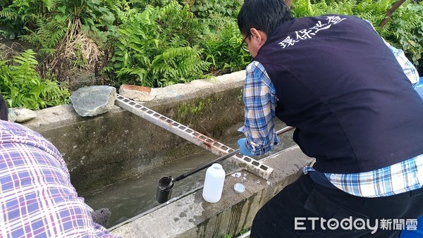 民眾陳情七腳川溪遭人排入大量洗衣泡沫，花蓮縣環保局立即派稽查員至陳情地點現場循線追查，發現係附近民眾清洗廢清潔劑空桶造成，已要求民眾立即停止清洗行為。（圖／花蓮縣環保局提供）