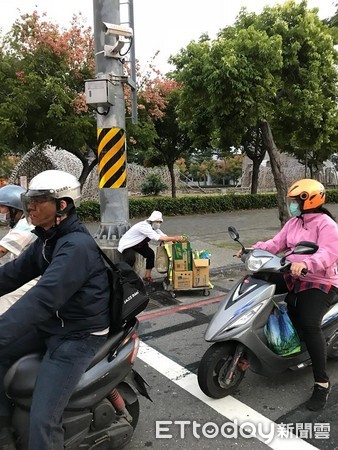 ▲▼高雄阿嬤在光華三路與一心一路交叉路口賣飲料養家。（圖／網友Eileen Liao提供，請勿隨意翻拍，以免侵權。）