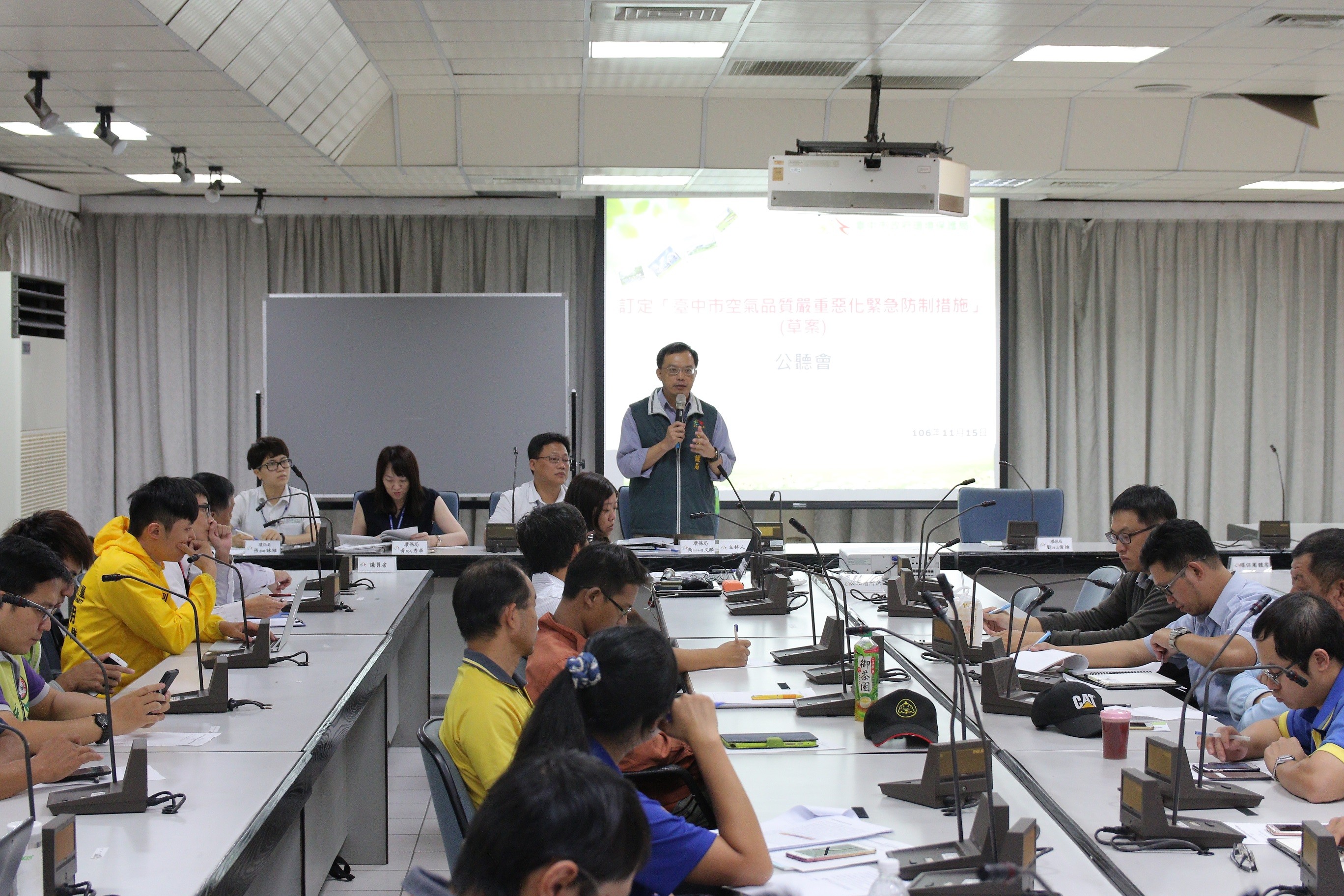 台中市政府環保局今(15)日在台中州廳舉行「空氣品質嚴重惡化防制措施草案」公聽會。（圖／台中市政府）