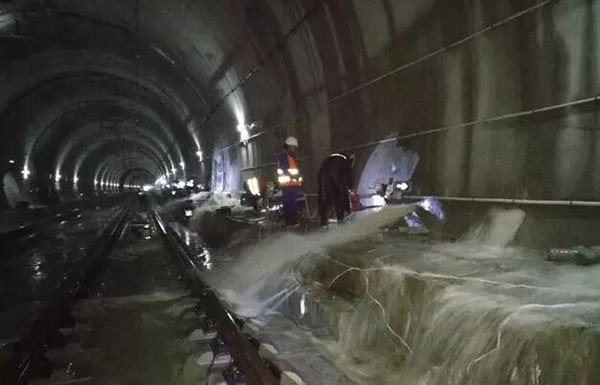 ▲▼滬崑高鐵位於貴州貴定縣的白岩腳隧道曾於6月發生導流洞坍塌事件。（圖／翻攝自澎湃新聞）