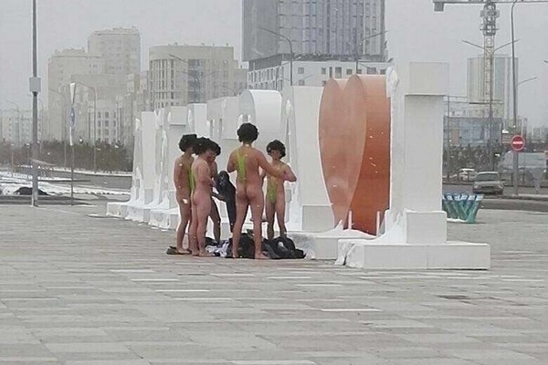 ▲▼觀光客在哈薩克穿男用比基尼，遭到逮捕。（圖／翻攝自推特abdullaev）