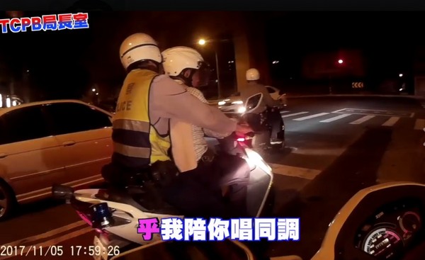 ▲▼▲失智翁迷路跌倒..暖警讓他坐機車前座護送回家　網： 眼眶都濕了。（圖／翻攝自「TCPB 局長室」，下同）