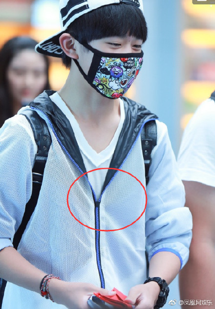 ▲▼衣服就是要反著穿！　易烊千璽「標籤露胸前」才時尚。（圖／翻攝自鳳凰網娛樂微博）