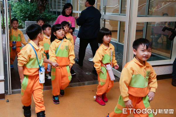 ▲▼國防部長馮世寬與幼兒園兒童餐敘、並視察用餐環境照。（圖／記者林世文攝）