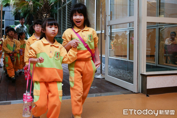 ▲▼國防部長馮世寬與幼兒園兒童餐敘、並視察用餐環境照。（圖／記者林世文攝）