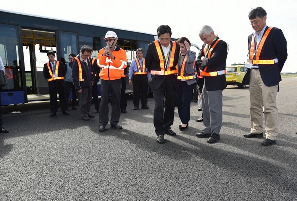 ▲賀陳旦赴桃機視察，親上跑道近距離檢視南跑道養護成果。（圖／桃機提供）